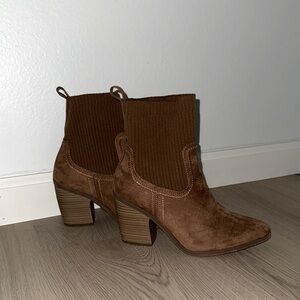 Brown booties 🟤🤎